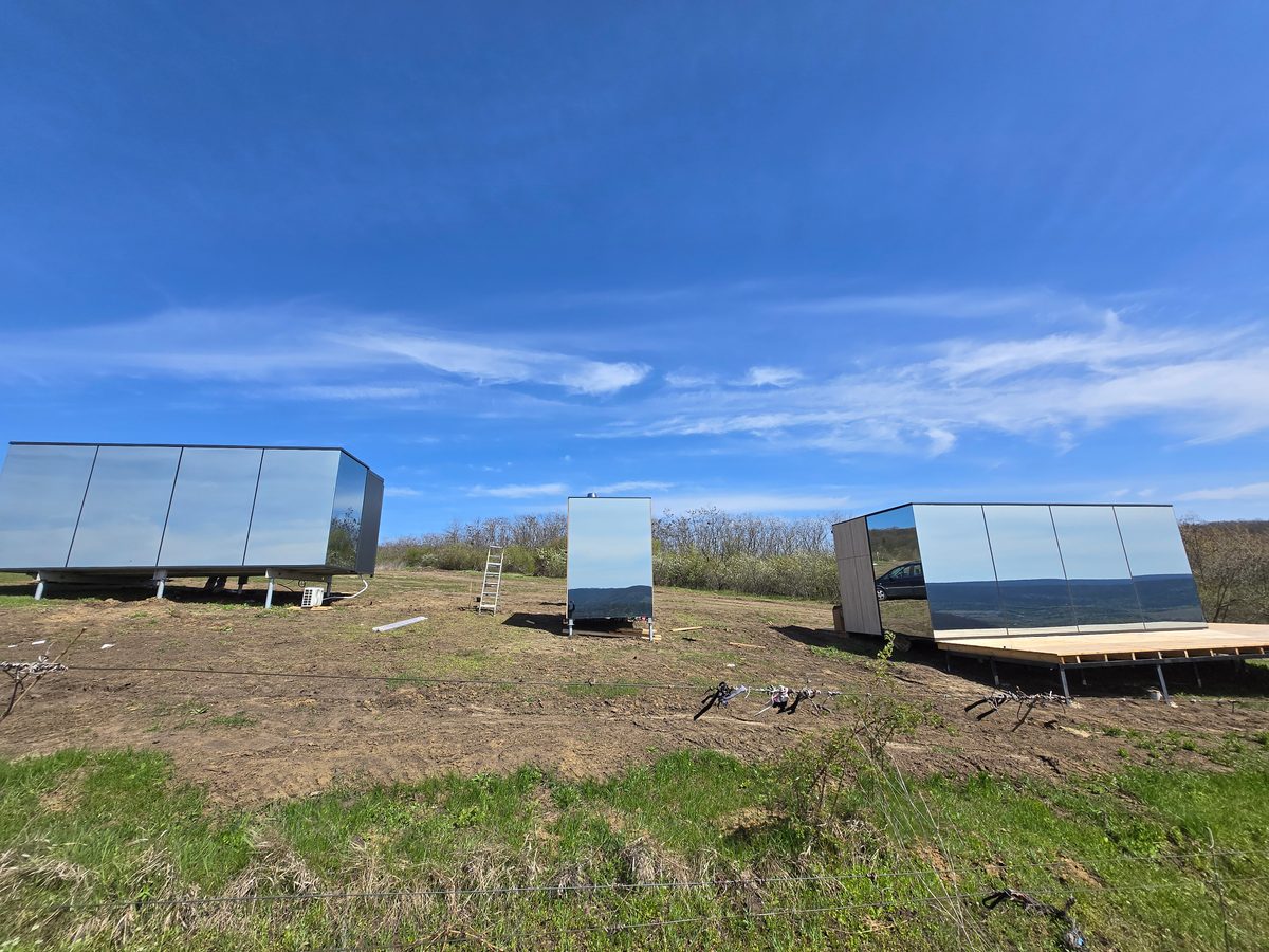 Зеркальные модули на холме